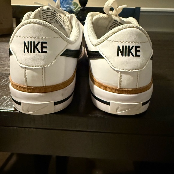 Nike boys / “fits ladies size 7 “White and Black Sneakers with Gold Accents - Picture 2 of 7